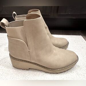 DV by Dolce Vita Womens Rielle Chelsea Boot in Taupe Sz 7.5 US
